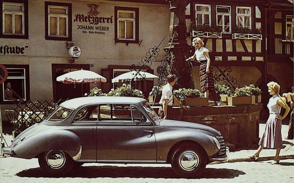 С хитра комбинация от патенти, умното им използване и армия от адвокати, DKW станали водещ производител на автомобили и мотоциклети с двутактови двигатели. Толкова успешни, че си позволили да придобият Audi през 1928 г.

Компанията произвежда първия си 4-тактов агрегат през 60-те години, но новия й собственик Volkswagen предпочита да възкреси името Audi, отколкото да използва свързаното с шум и миризма на двутактов мотор DKW. Може да се каже, че марката Audi в наши дни щеше да бъде забравена, ако не беше купена от производителя на двутактови машини.