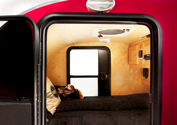 На къмпинг с Mini - луксозна каравана и стилна покривна палатка от Mini 