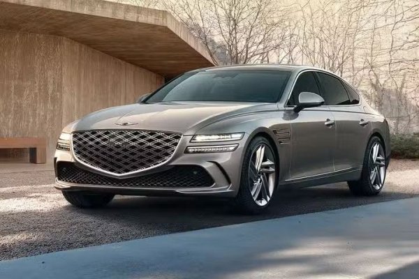 За тези, които искат луксозен седан в пълен размер без да плащат близо шестцифрена сума, G80 е чудесно предложение. Корейската марка продължава да впечатлява със своя модерен, стилен дизайн, мек интериор и плавно шофиране. Моделът пет нива на оборудване за избор, като базовият модел е 2.5T AWD,  а на върха на гамата се нарежда 3.5T Prestige Black AWD. 

Задвижващите агрегати включват 2.5L турбо I4 с 300 к.с. и 3.5L турбо V6 с 375 к.с. Базовият модел е добре оборудван, като сред стандартните характеристики са отопляеми предни и задни седалки, кожена тапицерия, 27-инчов OLED инструментален панел/инфотейнмънт система и други.
