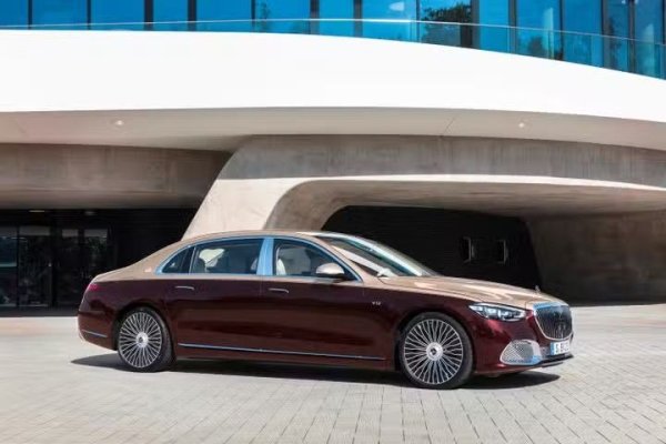 На върха на списъка с най-добрите луксозни седани е Mercedes-Benz Maybach S, който има славата на най-комфортния и елегантет модел от този клас. Версия S 680 4Matic започва от 250 000 солара, като се здвижва се от 6.0-литров V12 двигател с мощност 621 к.с. 

Що се отнася до функциите, ако можете да посочите някоя, този седан вероятно ги има. Някои от акцентите включват отопляеми, вентилирани, масажиращи предни и задни седалки, меки врати, система за аромати в купето и други.
