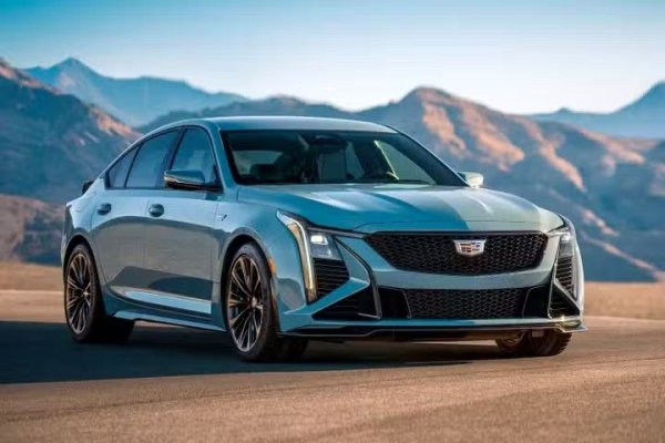 Cadillac CT5-V Blackwing е сред най-бързите нови серийни автомобили на пазара. Може да изостава от някои електромобили при ускорение до 100 км/ч, но развива над 320 км/ч. Този модел е добре балансиран, луксозен пример за американско инженерство. Под капака се намира 6.2-литров компресорен V8, който развива 668 к.с. при ускорение до 100 км/ч за 3,4 секунди.

Спирачки Brembo, комплекс от системи GM SuperCruise handsless за помощ за водача, отопляеми и масажиращи предни седалки и още редица впечатляващи функции са стандартни при този модел.
