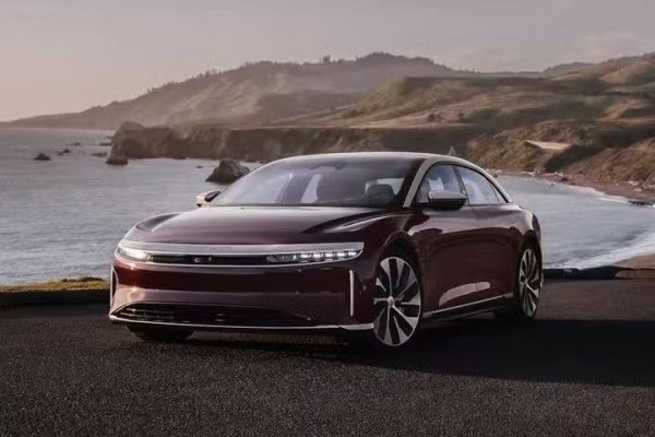 Стандартният Lucid Air е луксозен седан, който е с по-ниски нива на оборудване от флагманския Sapphire. За тези, които просто искат дългобойно електромобилно с някои хубави функции. Версията Pure може да измине до 675 км с едно зареждане, докато Grand Touring е на върха на гамата с 823 км. Мощността на задвижващата система с един електромотор на задната ос е 430 к.с.

В най-базовия си вид Lucid Air разполага с отопляеми предни седалки, тризонален климатик, аудиосистема с 9 говорителя и още редица екстри.
