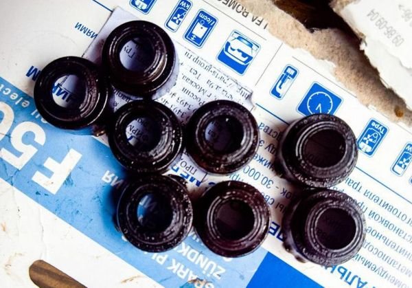 Една от причините за &bdquo;изяждане&rdquo; на масло, която също може да бъде решена сравнително лесно, е износването на гумичките на клапаните. От маслото и високата температура губят своята еластичност, втвърдяват се и започват да пропускат масло в горивната камера.
Когато двигателят работи на празен ход (спускане по наклон на скорост с отнета газ), вакуумът във всмукателния колектор се повишава, тъй като дроселовата клапа е напълно затворена. Това създава възможност за засмукване на масло през уплътнителите на клапаните. Смяната им не е кой знае колко сложна или скъпа.
