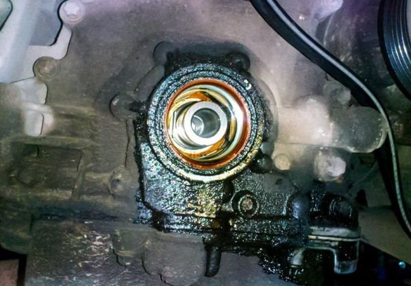 С течение на времето уплътненията започват да се износват и съответно това води до течове на масло. Подобен проблем се среща при коляновия вал, където вибрациите по време на движение са по-големи и съответно се получава по-голяма износване на лагерите. Това може да доведе до скъсване на ремъка, затова и трябва да се вземат мерки.
Задното уплътнение на коляновия или на разпределителния вал също може да протече, което води до проблеми. Впрочем мястото на изтичане на масло в подобни случаи се открива лесно, защото там започват да се трупат мърсотия и прах. Освен това се забелязват и капки масло на асфалта под автомобила.
