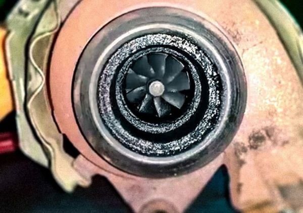 Турбокомпресорът е сред най-важните системи, тъй като позволява достигането на въртящия момент в широк диапазон и съответно прави автомобила по-приятен за управление. В същото време тази система има доста сложна конструкция и работи в екстремни температурни режими.
До проблем се стига, когато нивото на маслото спадне и турбокомпресорът започне да работи на &bdquo;сухо&rdquo;. Обикновено проблемът е в износените лагери на турбото. Тогава се забелязва значително количество масло във въздуховодите на турбопътищата. И единственото решение в тези случаи е ремонт или подмяна на турбокомпресора. Което, уви, не е никак евтино. 
