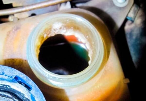 Посочените до момента причини за разход на масло не са фатални за автомобила, особено ако шофьорът внимава. Следващите сценарии обаче са по-сериозни и дори драматични. Например попадане на масло в системата за охлаждане. Появата на петна на повърхността на антифриза в резервоарчето подсказват, че има проблем. Охлаждащата течност и маслото се намират в различни системи и смесването им често е фатално, тъй като води до излизане на двигателя от строя.
Защо се стига дотук? Най-вероятно заради износени или надрани стени на блока на цилиндрите, а също така и заради повреда в системата за охлаждане &ndash; например отказ на помпата. 
