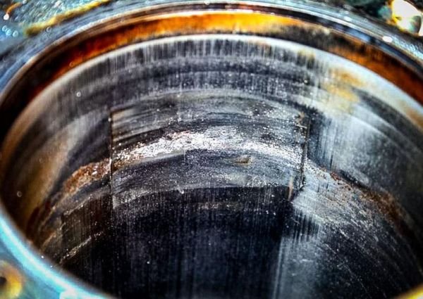 За десерт идва най-големият кошмар за собствениците на автомобили &ndash; появата на драскотини и вдлъбнатини по цилиндрите. Това води до висок разход на масло и съответно до посещение на сервиза, където ремонтът на двигателя е не само труден, но и доста скъп.
До подобна повреда се стига заради отсъствието на масло по стените на цилиндрите, което води до повишено триене. Причините за това може да бъдат най-различни &ndash; намаляване на налягането, прекалено &bdquo;спортно&rdquo; шофиране, некачествено масло и др.
