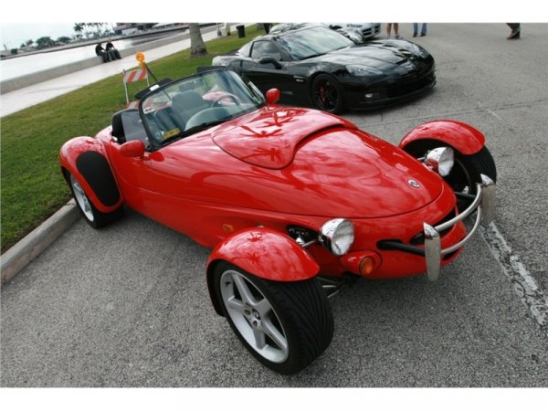 Изработва се ръчно, като 70% от конструкцията на Panoz AIV Roadster е изградена от алуминий