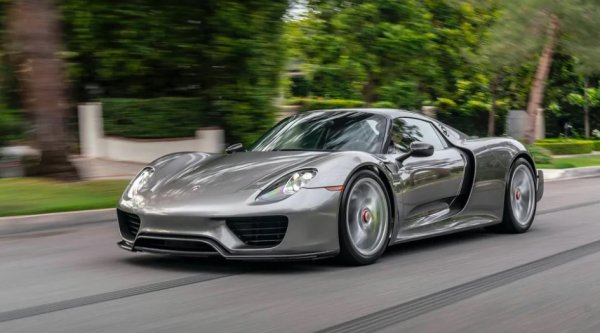 Докато 911 определено е най-популярното Porsche, компанията може да се похвали само с три суперавтомобили. 959 беше 911 с AWD и офроуд скоростна кутия. След това през 2004 г. дойде Carrera GT. 

Естествено, наследникът имаше трудна задача. Но 918 Spyder не просто се справи, а надхвърли очакванията. V10 на Carrera GT  беше заменен от специално изработен 4,6-литров атмосферен V8 с плосък колянов вал.

Хибридният компонент на 918 Spyder запълни тези празнини. Така V8 всъщност беше по-мощен от V10 на Carrera GT. Получи 887 коня и ускорение за под 3 секунди до стотака.