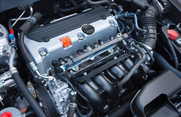 Двигателите на този "Accord" са бензинови атмосферни "четворки" - 2.0 (R20) и 2.4 i-VTEC (K24) развиващи 156 и 198 к.с., както и дизелов 2.2 i-DTEC със 147 к.с. Бензиновите мотори се различават по дизайна на главата на цилиндъра, но иначе са сходни. Потенциалният им ресурс е около 350 000 километра. Повишеният разход на масло обаче може да се срещне много по-рано.