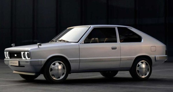 Името Pony в гамата на Hyundai датира от 1975 г. По това време колата представлява компактен седан със задно задвижване и мощност от 67 конски сили. Но концептуалният Hyundai Pony от 2021 г., представен в Hyundai Motor Studio в Бусан, Южна Корея, е модерна интерпретация на това често пренебрегвано превозно средство. Автомобилът разполага с напълно електрическо задвижване, актуализиран екстериорен стил – пълен с Parametric Pixel осветителни тела – и напълно ретро, но все пак футуристичен интериор.