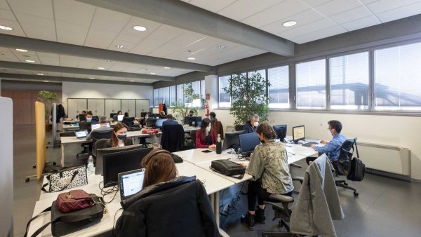 В съответствие с новата стратегия на Stellantis Group, мрежата за продажби на Lancia също ще се промени. Идеята е около 50% от бъдещите продажби на марката да стават онлайн. В същото време обаче е необходимо Lancia отново да стъпи на пазарите в чужбина.

&bdquo;След няколко дни ще обявим навлизането на 4-5 пазара, а след това с времето ще стигнем до вече избраните 60 града и 100 дилъра. Мрежата ни ще бъде с по-малки като размери дилърства, но с подходящо въздействие. В Италия имаме 220 шоурума, като тази бройка ще бъде намалена. Искаме да отидем там, където се цени италианския начин на живот. Възможно е в един момент да излезем и извън Европа, но засега това не ни е приоритег&ldquo;, обяснява Наполитано.