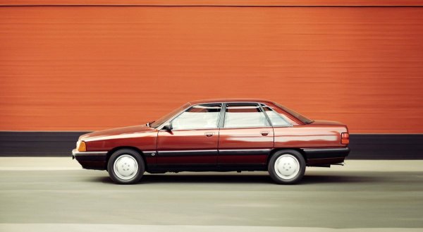 Истинският разцвет на дизеловите двигатели на пазара на леки автомобили започва през 90-те години на миналия век и е предшестван от идеята на инженерите на Volkswagen AG. Те обединяват турбокомпресора, инжекторите и системата EEM - компютърът за управление на двигателя. Цялото това нещо е наречено „семейство двигатели TDi“ и е пуснато в производство. Първо то се появява на на Audi 100 (C3), а след това става масово.
