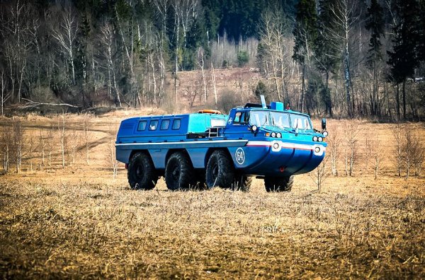 За задвижването им се използвал 6-литров V8 бензинов двигател с мощност 150 конски сили, който разпределял тягата към предната и втората задна ос, всяка с блокаж на диференциала и система за контрол на налягането в гумите.

И двете машини били &bdquo;облечени&rdquo; със стъклопластови корпуси и разполагали с по два 260-литрови резервоара за гориво. Движението във вода се обезпечавало от два винта, които се задвижвали през раздатката. 