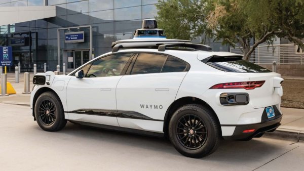 Google изглежда се интересува повече от темата за автономното шофиране, отколкото от по-общия въпрос за кола, част от собствена марка. За четиринадесет години експерименти колите на Waymo (дъщерно дружество на Alphabet и следователно на Google) са изминали над 20 милиона километра по пътищата на Калифорния под формата на роботаксита и микробуси за доставка на стоки.
Малко вероятно е скоро да видим автомобили с марка Google или Waymo, но опитът, натрупан от компанията Mountain View в безпилотното шофиране, ще осигури разликата, когато пазарът изисква тези технологии.
Един от най-новите проекти на калифорнийския гигант е концепцията Zeekr M-Vision, електрическото роботикси на групата Geely, което ще бъде част от новите автопаркове на Waymo с автоматизирано управление.
