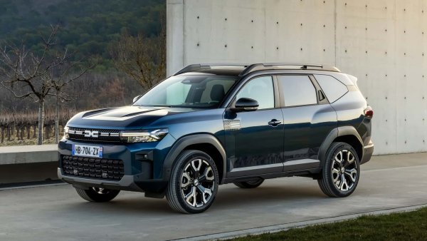 Сред новите модели, предизвикващи най-голям интерес сред потребителите тази година, Dacia Bigster. Това е най-големият компактен SUV на румънската марка, който развива концепцията за практичен и достъпен автомобил, но в посока нагоре. Сред модификациите трябва да бъде отбелязана версията Bigster Hybrid 155, която за първи път използва четирицилиндров атмосферен бензинов двигател 1.8 и електрически мотор с обща мощност 156 к.с.

Пълният хибрид Dacia Bigster има предно задвижване и автоматична скоростна кутия. Одобреният от WLTP разход на гориво е 4,6 л/100 км. Новият SUV с дължина 4,57 метра има базова цена от 29 300 евро с пълен хибриден двигател, а първите доставки са насрочени за май 2025.
