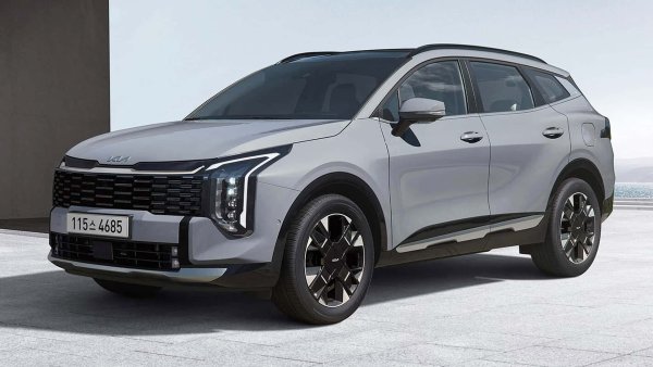 Обновеният Kia Sportage вече беше показан в Южна Корея и САЩ, но в рамките на годината ще дебютира и в Европа с основен фейслифт, който променя предната част, светлинния подпис на Starmap, вътрешните екрани и части от настройката.

Въпреки че няма официална информация, вече може да се очаква, че двигателят 1.6 T-GDI HEV ще бъде потвърден. Това е пълен хибрид, който развива 215 к.с. и е комбиниран с предно предаване или задвижване на четирите колела, и 6-степенна автоматична скоростна кутия.