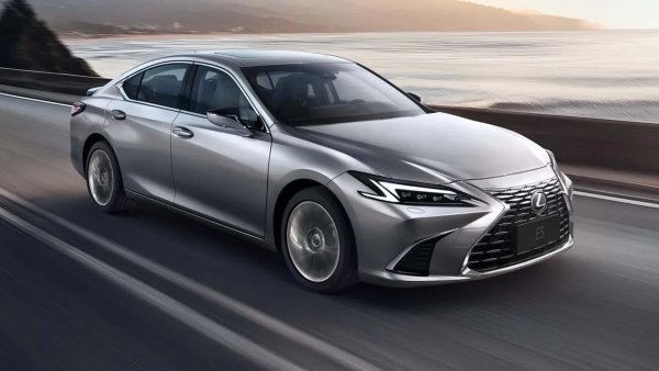 Lexus ES е японският премиум седан, който се продава, макар и не много добре, в Европа. Той също получава рестайлинг, посветен на предната част, фаровете и 14-инчовия екран на бордовата информационно-развлекателна система. 

Обновеният Lexus ES запазва пълното хибридно задвижване, състоящо се от електрифициран четирицилиндров бензинов двигател с 218 к.с., комбиниран с автоматична скоростна кутия.
