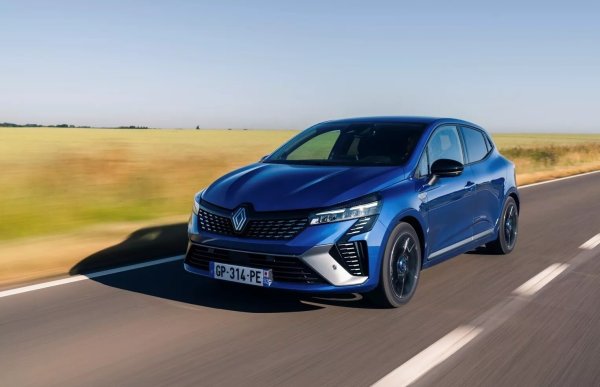 Очаквано през лятото на 2025, за новото Renault Clio вече се говори все по-често, като главният изпълнителен директор на френската група Лука де Мео дори намекна, че то ще има "изненадващ" дизайн. Компактният модел с 5 врати ще се фокусира върху електрификацията, като ще заложи на меки и напълно хибридни двигатели, включително нов 1.8 пълен хибрид с около 160 к.с., който ще се появи под капака на Clio за първи път.

Renault готви и други пълни хибридни иновации, като се започне с наскоро представения Renault Espace, който променя стила отпред, във фаровете, както и в звукоизолацията, като се предлага със стъклен покрив Solarbay.

Добре познатият 1.2 турбо пълен хибриден двигател с мощност 200 к.с. е потвърден на Espace в комбинация с автоматична скоростна кутия и задвижване на предните колела. Базовата цена не се съобщава, но се очаква тя да надхвърли 42 000 евро, колкото струваше автомобилът преди фейслифта.

Вторият фейслифт за 2025 в гамата на Renault е този на Austral, който се очаква преди лятото и който носи със себе си няколко актуализации на стила и оборудването, подобни на тези, които вече се виждат при по-големите Espace и Symbioz.

Напълно хибридният двигател 1.2 E-Tech с мощност 200 к.с. с предно задвижване и автоматична скоростна кутия вече ще се предлага за Austral.
