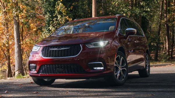 С 2 776 952 автомобила, изтеглени през 2025 при 53 изтегляния, Stellantis се нарежда като третият най-отзоваван производител на автомобили. Ако този списък беше класиран по брой кампании, между другото, той щеше да е на второ място. Вярвате или не, това все още е подобрение спрямо 2024., когато проблеми с Jeep, Ram, Dodge, Chrysler, Fiat и Alfa Romeo вкара в сервизите 4,8 млн коли  по 72 различни причини.

През миналата година 10 различни дефекта достигат шестцифрен брой по отношение на засегнатите автомобили, но най-широко разпространената включваше 320 000 бройки от Jeep Wrangler 4xe и Grand Cherokee 4xe plug-in хибриди с батерии, които могат да "се повредят и да причинят пожар". 
