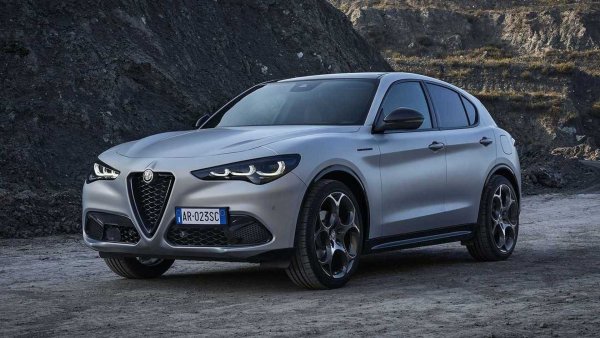 На десето място се нарежда Alfa Romeo Stelvio, който получи фейслифт. Дизайнът, особено в предната част, е вдъхновен от Tonale с много агресивни LED светлини с три елемента. Малки корекции има отзад и отвътре, където леко е променен приборния панел.

С фейслифта идват и нови нива на оборудване, включително специалната серия Competizione. Двигателите обаче не се променят – дизел и бензин, като остава и топ-версията Quadrifoglio.
