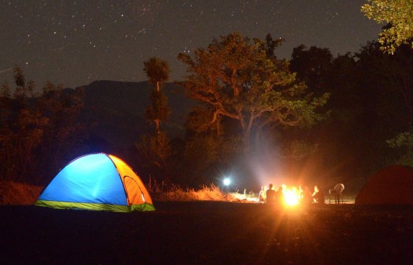 Благодарение на 800-волтовата си зарядна система и възможността за включване към електропреносната мрежа, Ioniq 5 не е машина, която само може да приема електрически заряд. Hyundai се гордеят, че електромобилът им може да отдава енергия за различни външни електроуреди, както и да зареди друг електромобил, например.

Корейците твърдят, че новият им модел е идеален автомобил за къмпинг, тъй като може да захранва хладилник и други дребни уреди, в продължение на доста време. Така например, с напълно заредена 77-киловатчасова батерия, от която използваеми са 73, корейският електромобил ще може да отдава енергия,на уред с консумация от 1 kW точно 73 часа. Средният компактен охладител за бира консумира около 220 вата, което ще рече, че с 1 киловатчас той ще може да работи 4 часа и половина. Тоест, една напълно заредена батерия на колата би трябвало да стигне за 331 часа работа на хладилника, или около 2 седмици. Сега е моментът, значи, да изгледате Европейското сред природата&hellip;