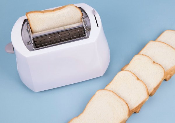 Средностатистическият тостер е доста лакома за електроенергия кутия, която изразходва около 1200 вата за минута или две, докато препече филийките ви, в зависимост от предпочитанията колко да са хрупкави. 

Ioniq би могъл да захранва такъв тостер за около 61 часа. При около 30 цикъла на печене за час, бихте могли да направите 1830 изпичания на по 2 филийки (или общо 3660 филийки).