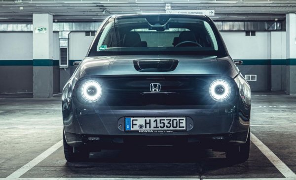 Да предположим, че имате лош ден и вашата Honda e закъсва без ток в батериите. Добрата новина е, че сте спрели точно до Ioniq 5 на ваш близък съсед. На теория, 35-киловатчасовата батерия на Honda е почти точно на половина от тази на корейския електромобил, така че би трябвал ода очаквате две пълни зареждания. Но на практика нещата не са толкова прости: загубите при зареждането и други проблеми ще позволят евентуално да &bdquo;напълните&rdquo; клетките на японската машина около един път и половина.

И тогава, ако вие сте добрият съсед с корейския електромобил, ще се нуждаете от платформа, защото батерията ви ще е заминала. Накратко &ndash; идеята е глупава, оставете онзи с Honda-та да се оправя сам.