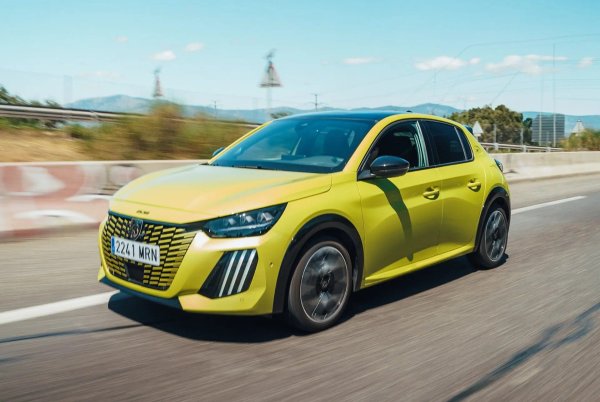 Двигателят 1.2 Puretech се появи на пазара през 2012 и до края на производството си във версията EB беше произведен над 4 милиона броя. Често печелеше отличия, а потребителите го хвалеха за добрата му производителност и ниския разход на гориво. Въпреки че имаше три цилиндъра, той изненада с високата си работна култура. Само предимства? За съжаление не.

След няколко години експлоатация се оказа, че ремъкът, който производителят постави в маслената баня, е проблематичен. Тъй като е двигател с директно впръскване, когато колата се кара на къси разстояния, горивото може да проникне в маслото.
