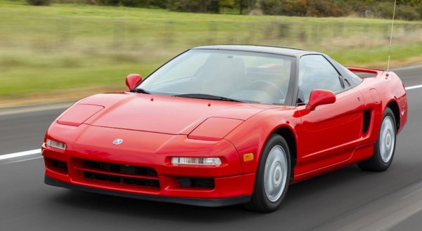 Ferrari е бранд, който мнозина през 80-те години &ndash; с изключение на тези, работещи за друга марка с кон в логото си (Porsche) &ndash; биха помислили за непобедима. Honda също не мисли така.
Нейният ръководен от инженерството дух се състезава успешно на две колела в продължение на десетилетия, но до този момент марката е по-известена в света на автомобилите като създател на разумни и добре проектирани, макар и малко скучни семейни седани.

Всичко това се променя с навлизането на Honda като доставчик на двигатели за Формула 1 през 1983 г. Компанията отсъства от най-елитната автомобилна надпревара за едно поколение, но подновява ангажимента си към него през 80-те и 90-те години.
NSX е Honda, която демонстрира своята по-вълнуваща страна на моторните спортове и не само надминава Ferrari 348 &ndash; доста изчерпателно &ndash; но и въвежда автомобилния свят във великолепната ера Type R.
