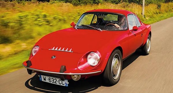 Първоначално известен като Ren&eacute; Bonnet Djet, Matra беше нещо повече от чудак - той беше епохален. Въпреки че е произведен в сравнително малки количества, той все пак е първият пътен автомобил със средноразположен двигател, пуснат някога в производство.

За първи път се появява през 1962 г., задвижван от двигателя Renault Cl&eacute;on-Fonte, който самото Renault току-що е предоставило в седана 8, спортния автомобил Floride/Caravelle и вана Estafette.