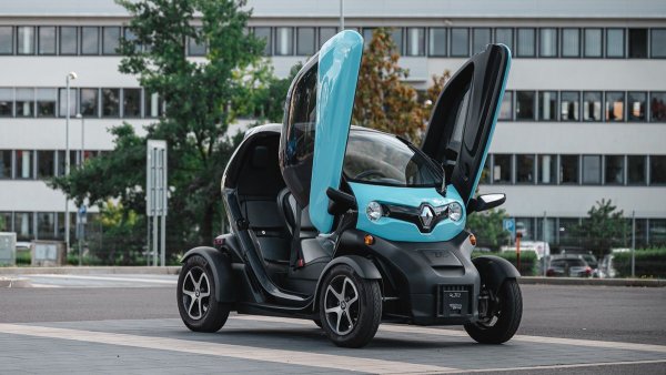 От автомобилите в този списък Twizy споделя черта с BMW i3 и Bentley Bentayga. Все още можете да си купите един днес, почти десетилетие след като Renault го пусна за първи път в продажба. Това всъщност не е кола, а електрически четириколка и една от най-странно изглеждащите, пускани някога в производство превозни средства. Въпреки че е абсолютно мъничък, той има достатъчно място за двама възрастни, седнали един зад друг.