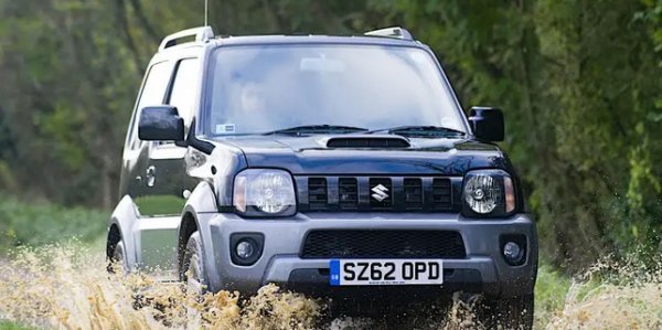 Третото поколение Jimny вече изглеждаше архаично, доста преди 20-годишният му производствен цикъл да приключи през 2018 г. Имаше старомодна конструкция на каросерията върху рамата, беше ужасно тясно вътре и не бихте искали да карате такъв по-нататък по магистрала, отколкото трябва. В същото време обаче беше много евтин, лесен за управление и идеално подходящ за градско шофиране. Като бонус беше забележително ефективен извън пътя. Може да е странно, но идеално подхождаше на своите купувачи.