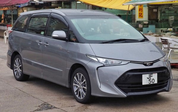 Първото поколение Previa изглеждаше точно като това, което беше по същество - огромно количество празно пространство, монтирано на четири колела. Това го направи много практичен MPV. Освен това беше механично приключенски, със силно наклонен двигател, монтиран под предните седалки и задвижващ или само задните колела, или всичките според избора на клиента. 

Продава се през последното десетилетие на 20-и век. По-късните Previa вероятно изглеждат по-привлекателни, но в сравнение с предшественика си те са почти разочароващо конвенционални.