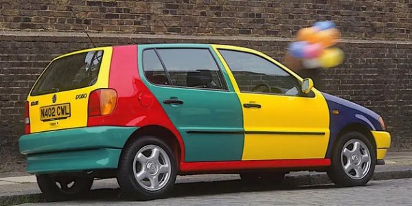 Нямаше нищо странно в Polo Harlequin от средата на 90-те, докато не излезе от производствената линия. В този момент Volkswagen взе избрани екземпляри, боядисани в червено, жълто, зелено и синьо и размени панелите им, като по този начин създаде странен автомобил с относително малко усилия.

Ако се интересувате, оригиналният цвят на Polo Harlequin е този, който се появява на покрива, C колоните и праговете на вратите, тъй като това са единствените части на каросерията, които не могат лесно да бъдат сменени.