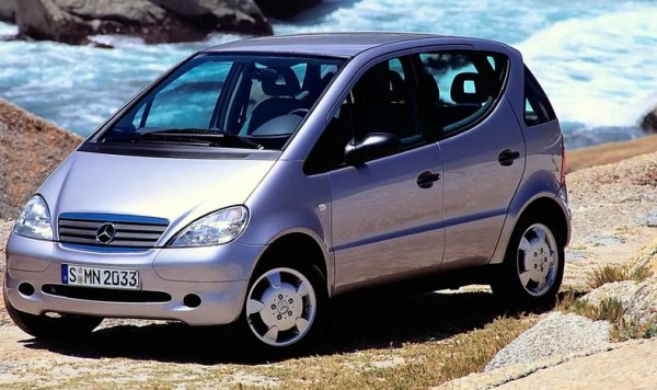 Mercedes A-Class, произвеждан от 2013 г., няма нищо общо с предишните версии. По-старите модели бяха високи супермини със задвижване на предните колела, което вече ги отличаваше доста от по-конвенционалните продукти на Mercedes. Още по-впечатляващо е, че имаше подова система тип сандвич. Това означаваше, че в случай на силен шунт на предния край, двигателят и скоростната кутия ще бъдат избутани под водача и пътника отпред, вместо в краката им. 

Въпреки това A-Class си създаде злощастна ранна репутация за лоша безопасност след преобръщане на &bdquo;Лосовия тест&ldquo; през 1997 г. Mercedes направи съответните корекции след кратък период от време и оправи нещата