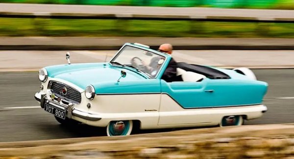 Нищо не може да противоречи на стереотипа за американските автомобили от 1950 г. по-ефективно от Nash Metropolitan. Проектиран от Nash-Kelvinator, но построен в Англия от Austin, Metropolitan беше малък. Той беше доста къс и никога не се предлагаше с двигател, по-голям от 1,5 литра. Колата не направи голямо впечатление нито в САЩ, нито на който и да е друг пазар, на който се продаваше, но беше достатъчно популярна, за да оцелее осем години.