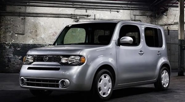 Cube не беше дори малко странна кола в родината си Япония, където купувачите харесват подобни неща. Версията от трето поколение обаче постигна този статус, когато влезе в продажба в Европа и Северна Америка. Неговата привлекателност не се прехвърли на западните пазари по начина, по който Nissan се надяваше, въпреки че беше на оптимистична цена. Там той беше спрян много бързо, като същевременно продължи да се продава добре в Япония години след това.