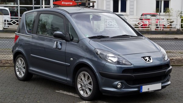 На пръв поглед малкият MPV на Peugeot с плъзгащи се странични врати изглеждаше много умен, макар и малко странен. За съжаление беше тежък и ужасяващо скъп (можехте да похарчите повече от 20 000 евро за такъв през 2006 г.), а предните колани бяха монтирани толкова назад, че дори високи шофьори можеха да имат затруднения да ги достигнат. 

Фактът, че прикрепените с велкро елементи облицовки могат лесно да бъдат заменени с подобни елементи с различни цветове, не е достатъчен, за да компенсира тези и други проблеми. Продажбите бяха ниски (клиентите на Peugeot обикновено предпочитаха по-конвенционалните малки хечбеци на компанията) и 1007 беше изоставен след пет години през 2009-а.