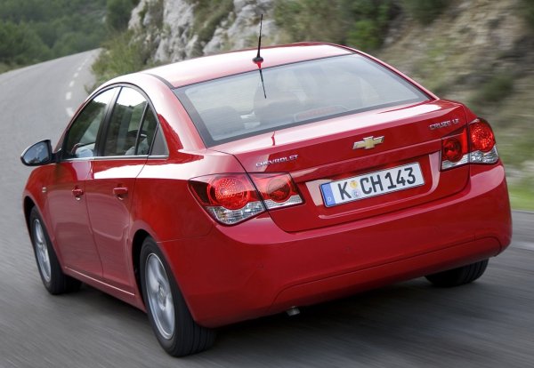 За да защити мнението си, Car Wizard припомня, че General Motors е инициирала изтегляне от пазара поради отчупване на волана от кормилния вал през 2011 г., едно за запалване на двигателя през 2012 г. и още едно за загуба на спирачна мощност през 2013 г. Затова е и твърде вероятно ремонтът на такава кола в наши дни да струва повече от сумата, за която е купена.
