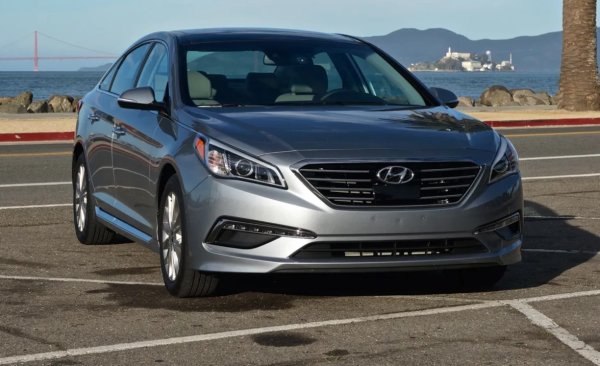 Новата Sonata е сред най-добрите предложения на пазара в този клас, но това не важи да предишните поколения на седана. Лонг е категоричен, че основата вина за това е на 2,4-литровия двигател, който е много труден за поддръжка. Механикът дава пример със свой клиент, който трябвало да плати за ремонт повече от стойността на самата кола.
