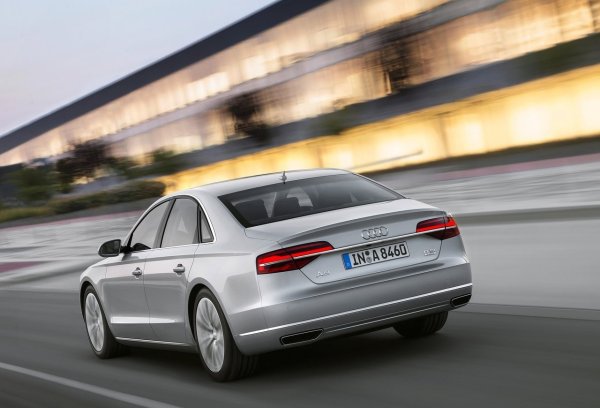 Опитният механик посочва, че в момента A8 може да се намери дори за по-малко от 5000 долара на пазара на употребявани автомобили. В същото време обаче това е скъпа за ремонти кола и клиентът със сигурност ще остане изненадан, когато получи сметката от сервиза след поправката.
