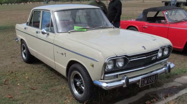 Prince Motor може да се похвали със завладяваща история, която води началото си от Tachikawa Aircraft Company, основно фокусирана върху производството на самолети за японската армия по време на Втората световна война. След войната обаче компанията претърпява трансформация и е преименувана на Fuji Precision Industries, разширявайки дейността си в автомобилния сектор.

През 1952 г. компанията претърпява още една промяна на името, ставайки Prince, в чест на официалната институция на принц Акихито в Япония. Под името Prince  хората фирмата се заемат с производството на автомобили, които ще окажат трайно въздействие върху автомобилната индустрия.

Едно от най-известните им творения е Prince Skyline - кола, която в крайна сметка става синоним на марката Nissan. Сливането между Prince и Nissan през 1967 г. води до интегрирането на техния автомобилен опит, като Skyline се очертава като един от знаковите модели, носещи емблемата на Nissan и до днес.

По време на първоначалното си представяне първото поколение Skyline е рекламирано като луксозно превозно средство с поставен отпред двигател и задвижване на задните колела. Той разполага с 1,5-литров четирицилиндров двигател с мощност 60 конски сили, който осигурява максимална скорост от 140 км/ч. Комбинацията от производителност, дизайн и инженерна мощ на Skyline допринася за популярността му и поставя основата за продължаващия му успех като част от семейството на Nissan.
