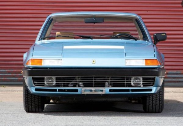 Американското издание прави друга любопитна класация - на 17 автомобила, които изглеждат ужасно, но пък е приятно да се управляват. На първо място в нея се оказа Ferrari 400i. Това е купе от 80-те години, което предлага слаб V12, но добра управляемост и нелоша динамика. Моделът обаче често е критикуван заради ръбатите си форми, но той влиза в историята като първото Ferrari c автоматична скоростна кутия.