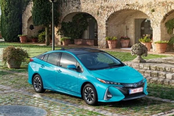 Екипът на AutoGuide.com избра и 10-те най-неугледно изглеждащи автомобила, които могат да бъдат купени като нови. Сред тях попаднаха дори Chevrolet Camaro и Rolls-Royce Cullinan. Суперколите на Pagani този път ги няма, но в списъка е Bentley Bentayga. Първата позиция обаче е за хибрида Prius, който напук на дизайна си се продава отлично.
