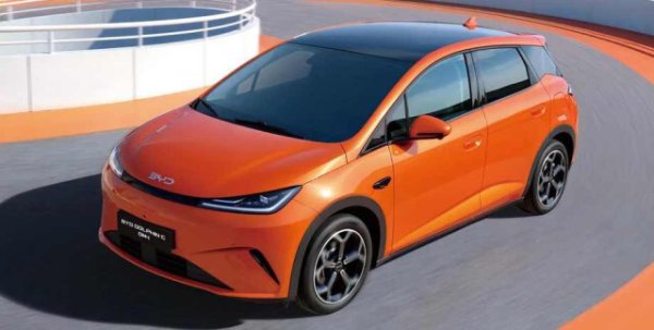 За разлика от изцяло електрическите алтернативи в този клас, Dolphin G DM-i е plug-in хибрид. На българския пазар моделът дебютира с изключително агресивна стартова каталожна цена от 23 990 евро с ДДС, която със специалната стартова промоция пада до 20 490 евро с ДДС. Това го прави категорично един от най-достъпните нови зареждащи се хибриди у нас.
