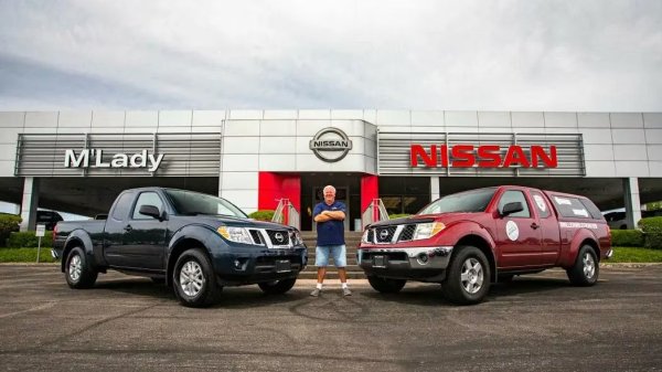 Чикагският куриер Брайън Мърфи купува Nissan Frontier през 2007. Като цяло пикапът, известен на други пазари като Navara, рядко се появява в списъците на &bdquo;милионерите&ldquo;, но този автомобил е доказал друго. Той се продава в основната конфигурация (задно задвижване, механична трансмисия), работеща с умерени натоварвания. 

Двигателят с чугунен блок и TRM верижно задвижване се оказа почти вечен. Сменяни са само консумативи - съединител, генератор, радиатор, верижен обтегач. Представител на Nissan научи за този рекорд и закара пикапа в завода в Тенеси, а на куриера в замяна беше даден нов автомобил.
