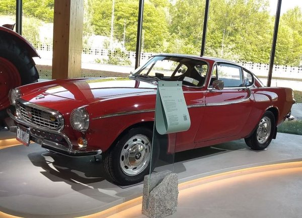 Американският учител Ърв Гордън купува черешово-червеното Volvo P1800S на 30 юни 1966 за 4150 долара. Още през първия уикенд той достига 24 00 км пробег. И след това пътува с тази кола до 48 щата на САЩ и посещава Европа, а през 2013 достигна границата от 3 милиона мили. 

Тайната на дълголетието е стриктно спазване на инструкциите за работа и подмяна на масла на всеки 5000 мили. След смъртта на собственика колата е изложена в музей.