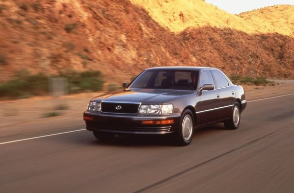 Друг рекордьор е седанът Lexus LS от 1996 година, собственост на американския журналист Мат Фара. Двигателят 1UZ-FE, разработен за първия модел на Lexus с бюджет от 1 млрд. долара, получи такава надеждност, че може да издържи на почти всяко натоварване. 

Конструкцията на мотора, която е заимствана от двигатели за състезателни коли, позволява изминаването на повече от милион мили без основен ремонт.