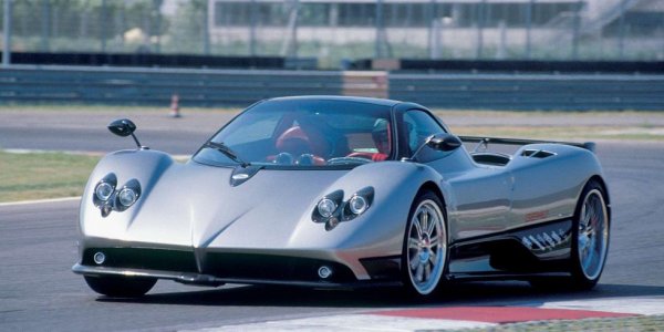 Zonda завинаги ще запази мястото си в сърцата на истинските почитатели на италианските суперколи. С каросерия от фиброкарбон, впечатляващ дизайн на интериора и отново V12 от AMG със смразяващ звук.